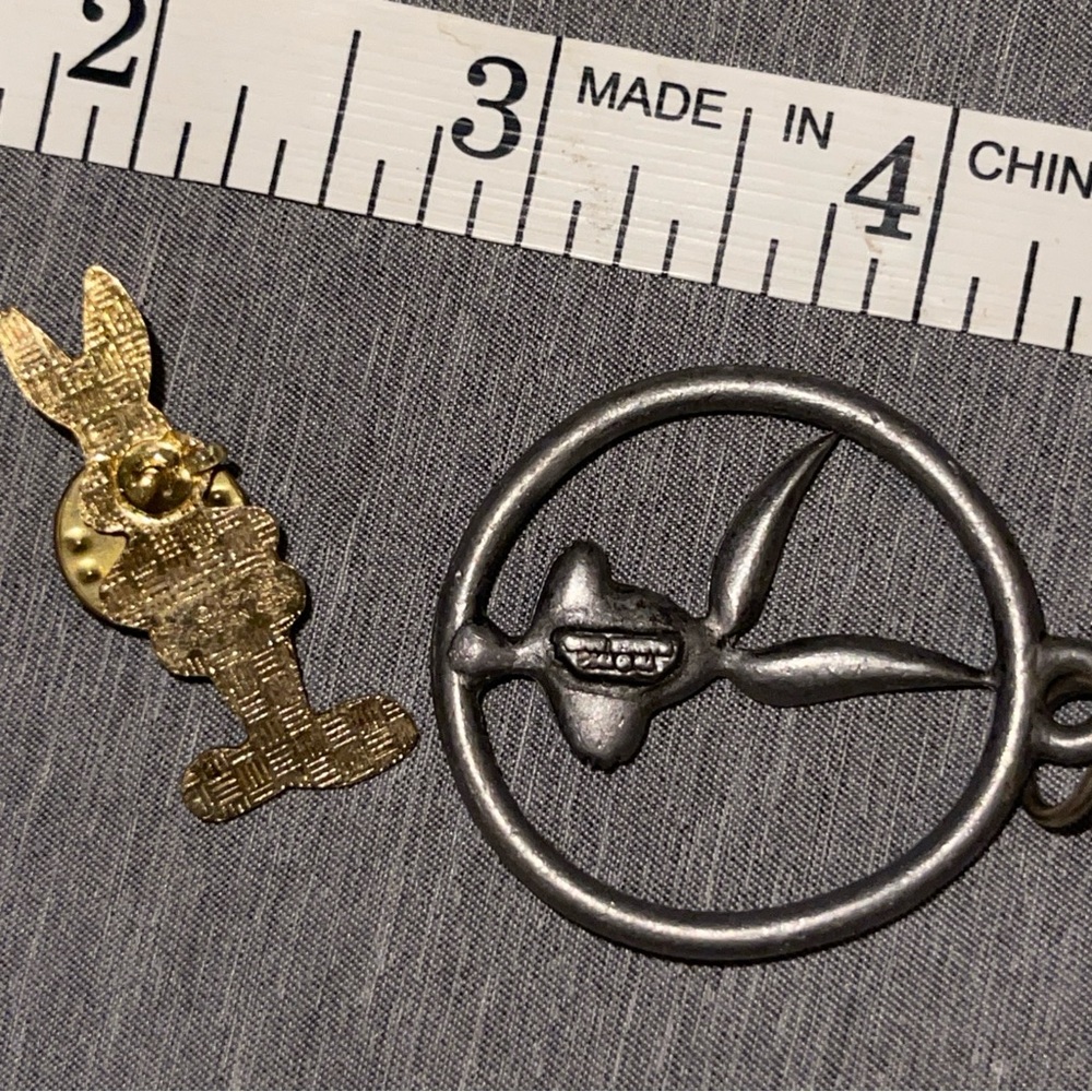 Vintage Bugs Bunny Bundle Enamel Lapel Pin Looney Tunes 1992 & WB Bugs Pendant - Picture 7 of 7